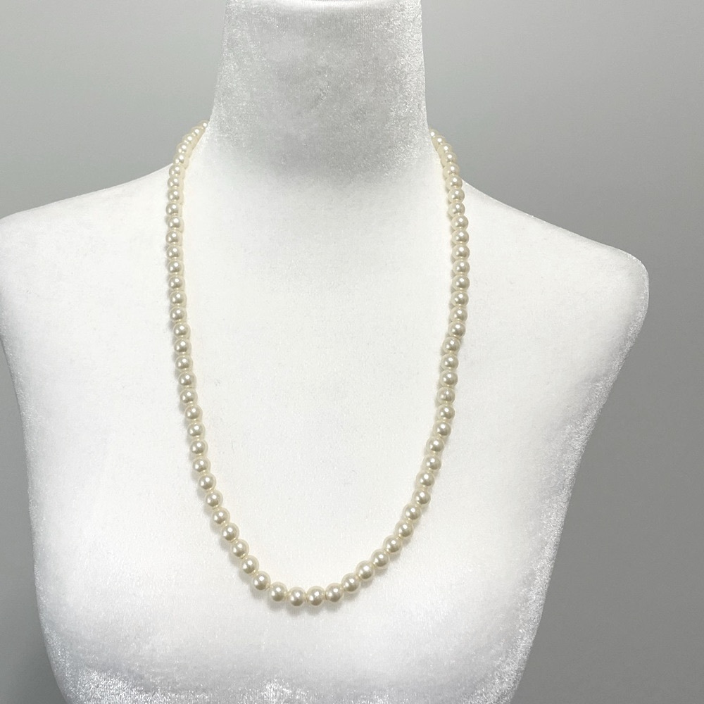 Vintage Faux Pearl Necklace 

Hangs approximately 12” from clasp